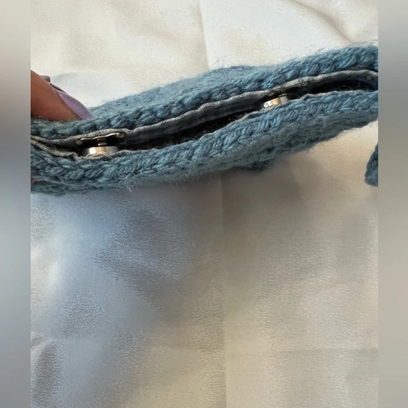 Handmade knit double clasp wristlet - Picture 4 of 6